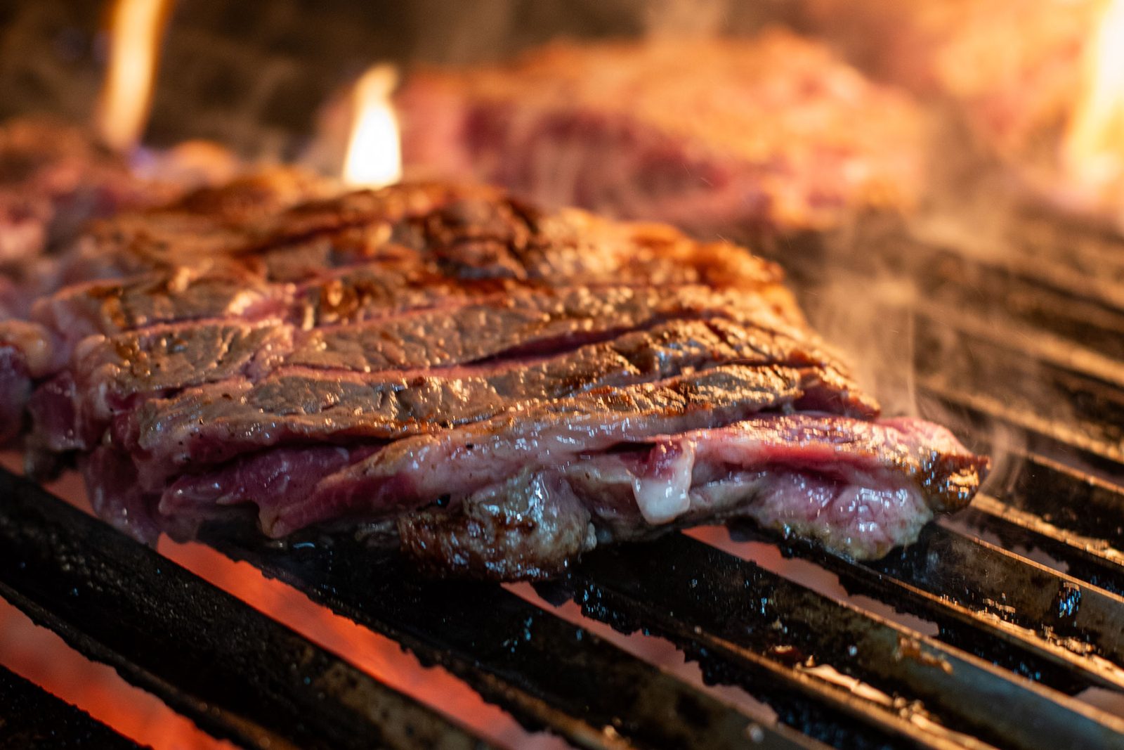 La brace: costata sulla griglia a carbone