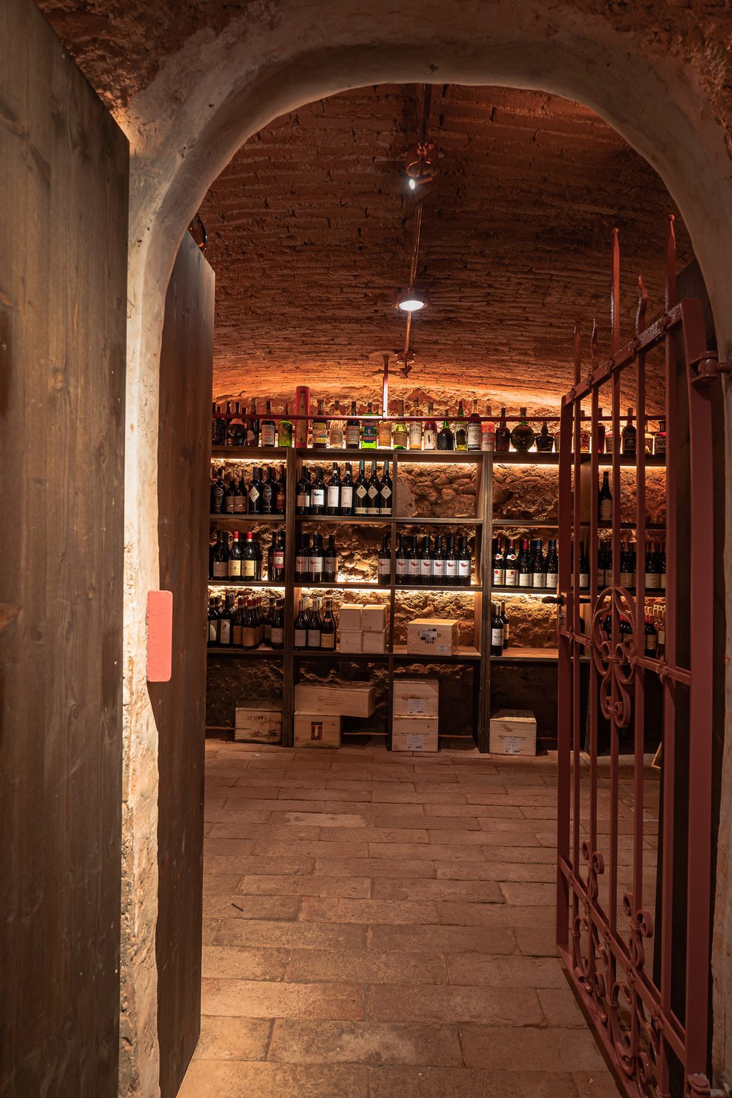 L'ingresso alla cantina fra le mura sotterranee