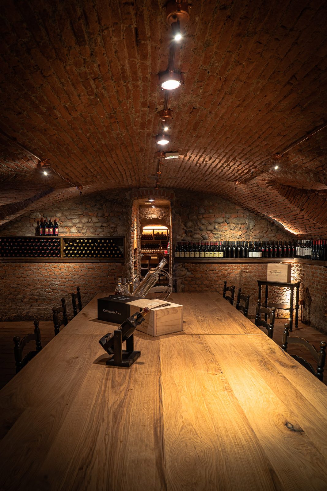 La sala di degustazione sotto le volte in mattoni