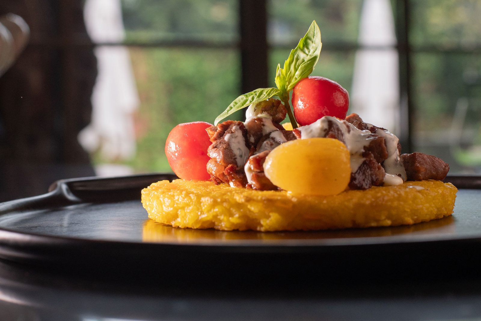 Antipasto milanese su polenta