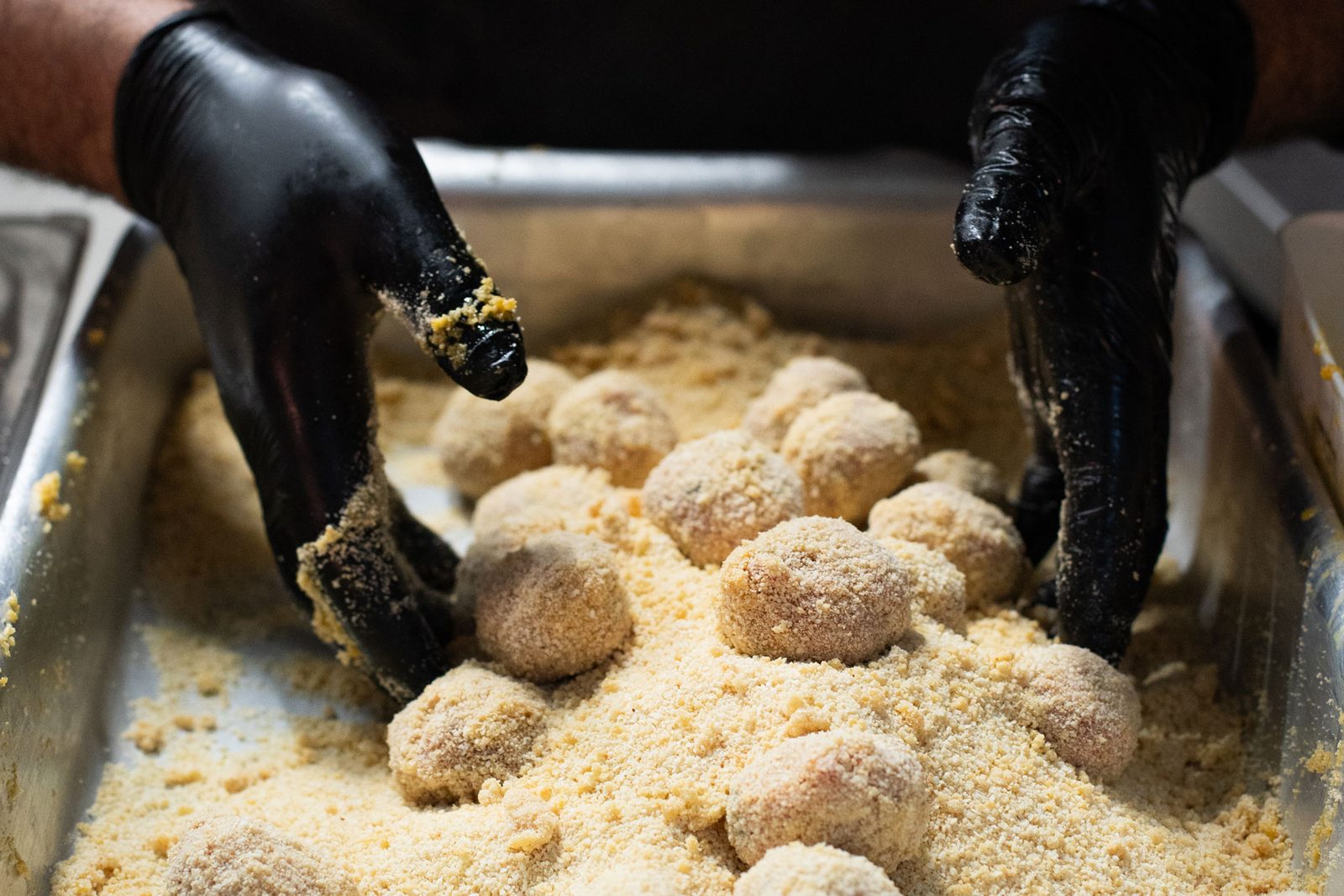 Mondeghili impanati a mano, l'antipasto della tradizione