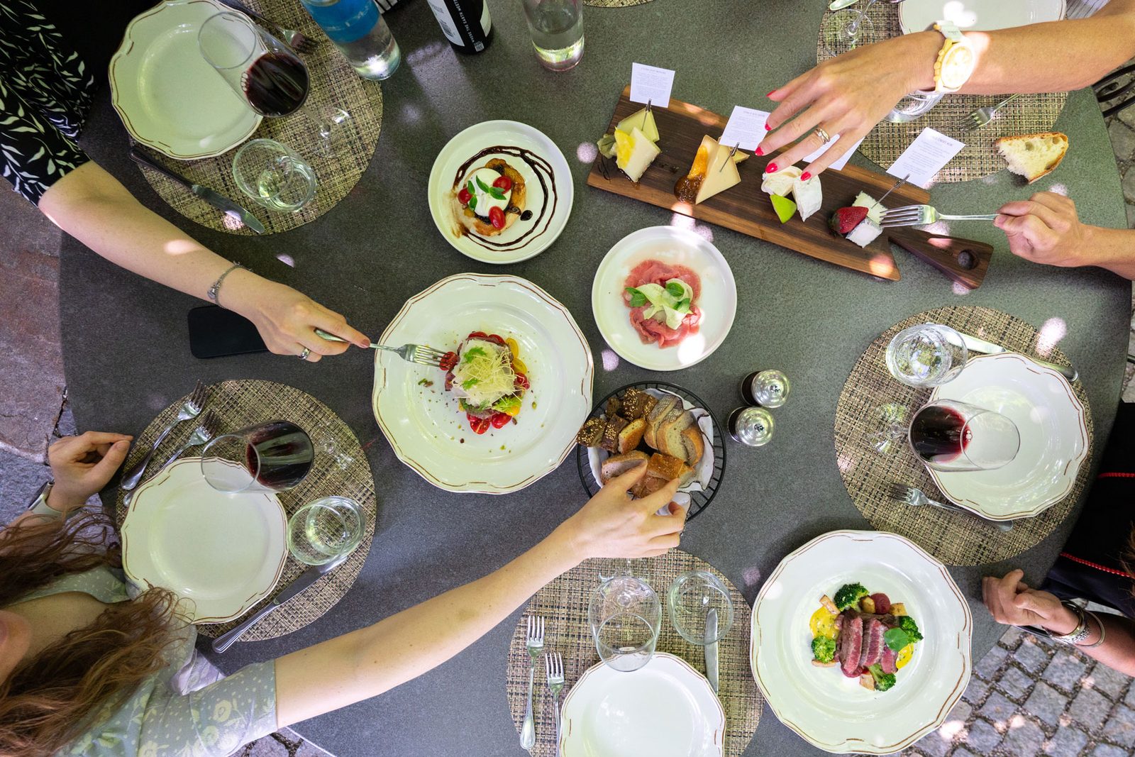 La tavola: convivialità nel cuore di Milano